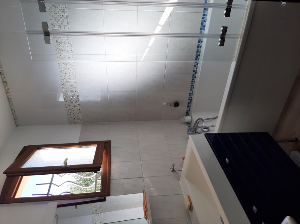 Autre vue sur la salle de bain à l'étage
