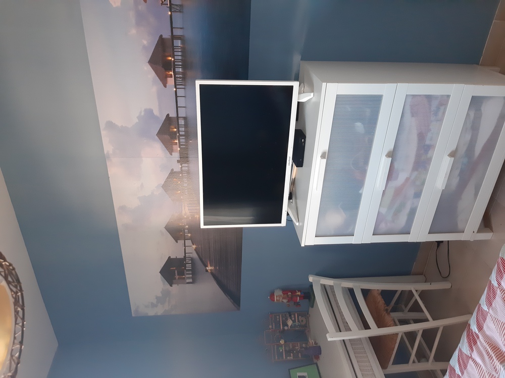 Le bureau et TV dans la chambre des parents à l'étage