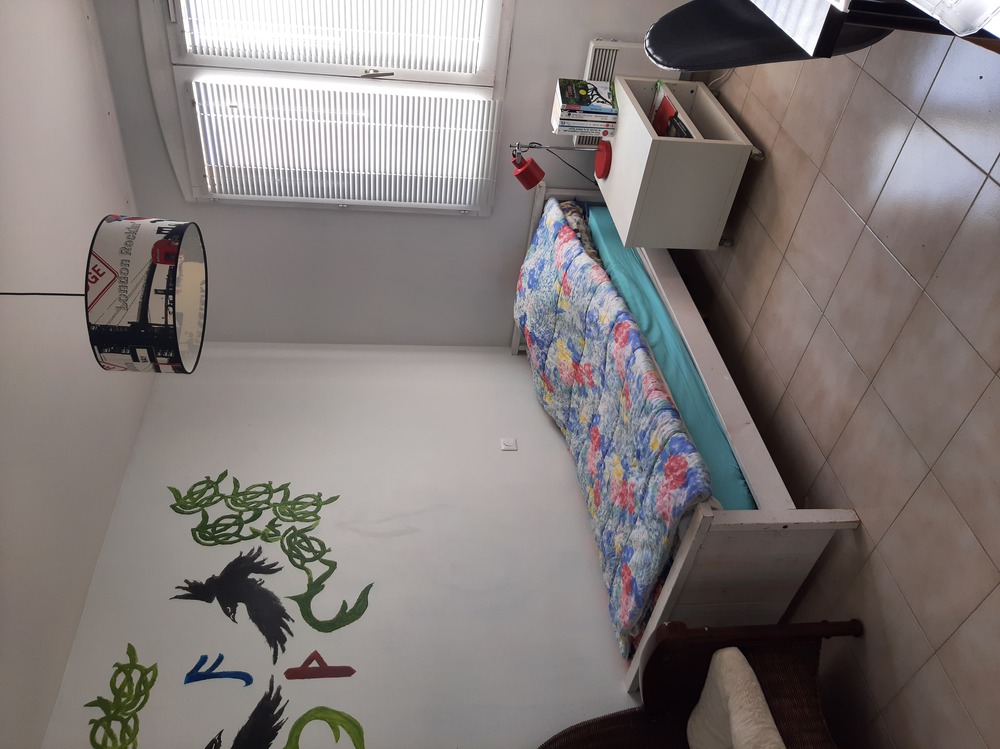 Le lit dans la chambre de Mattéo