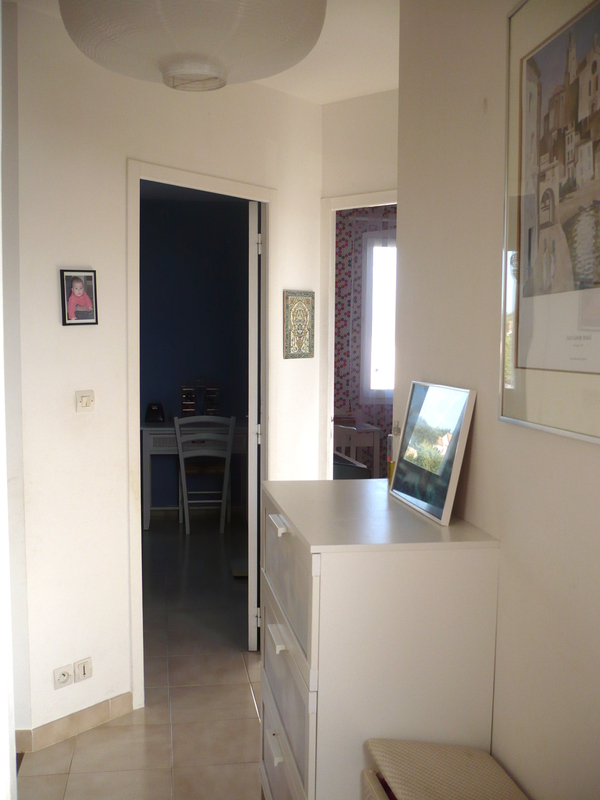 Le couloir qui dessert les chambres et la salle de bain à l'étage