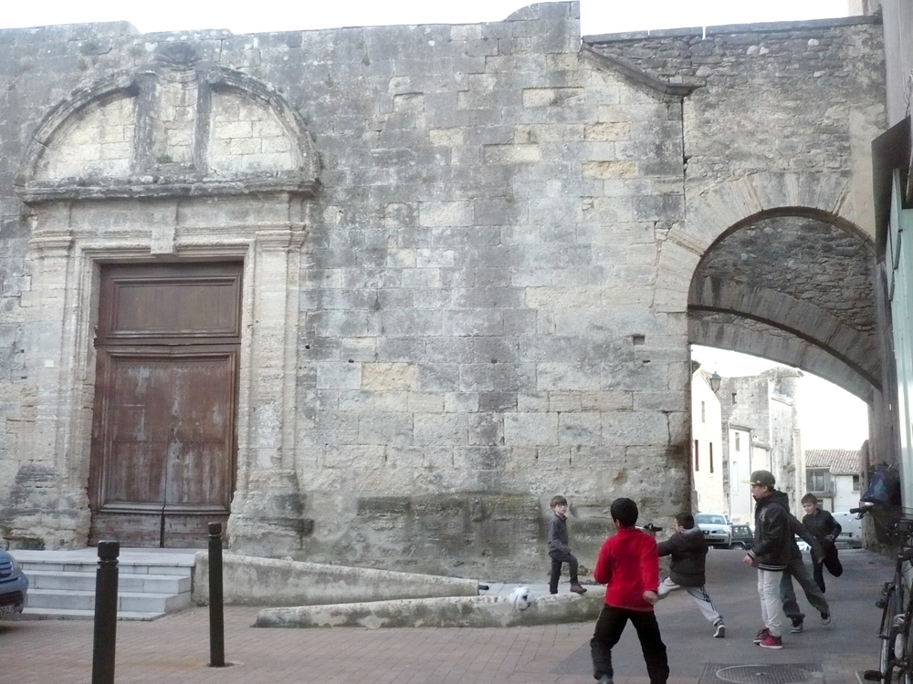 Le vieux village de Pignan: match de foot devant la chapelle des pénitents