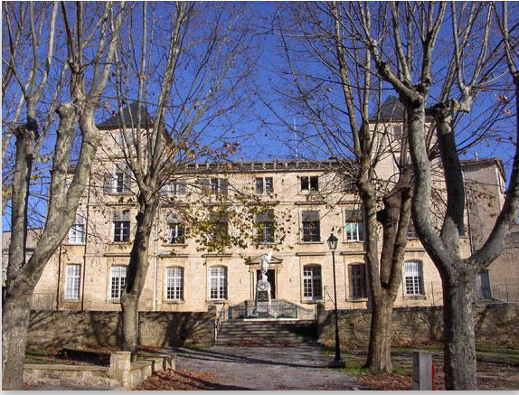 La mairie de Pignan dans le château de Turennes, vue depuis le parc du château