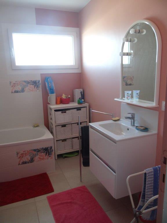 salle d'eau à l'étage avec baignoire