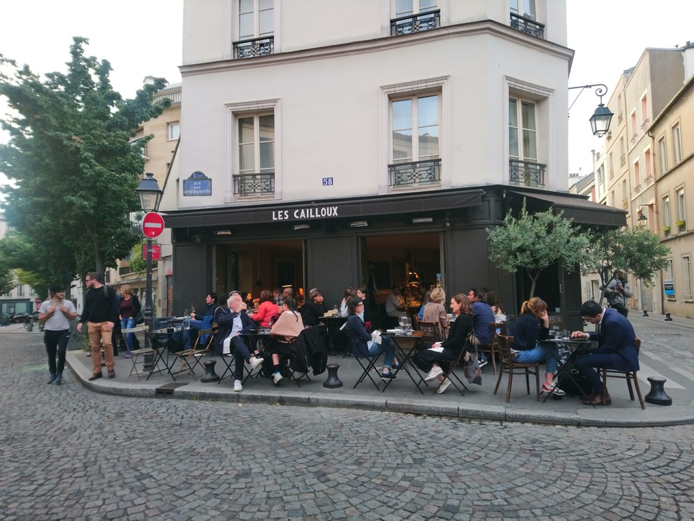 La butte aux cailles à 10 min à pieds (nombreux bars et restaurants)