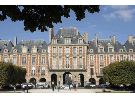 la Place des Vosges est à 10 mn à pied