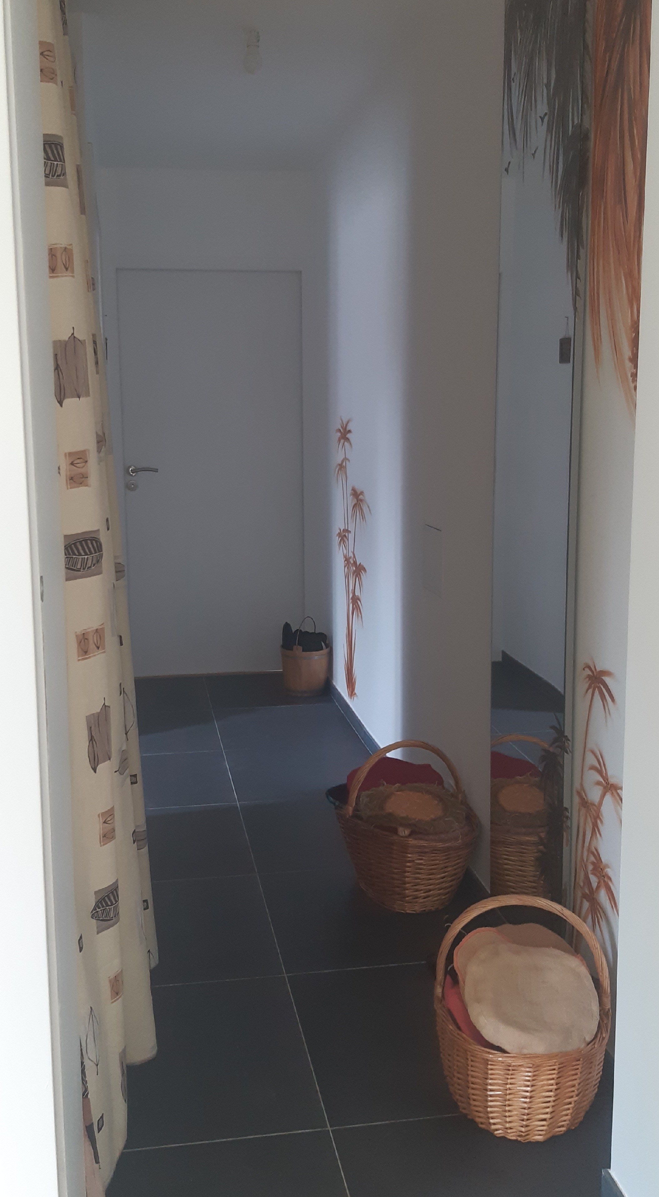 Accès espace salle d'eau et chambre au rdc