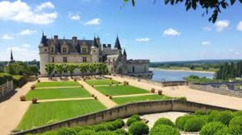 Château d'Amboise (109 km)