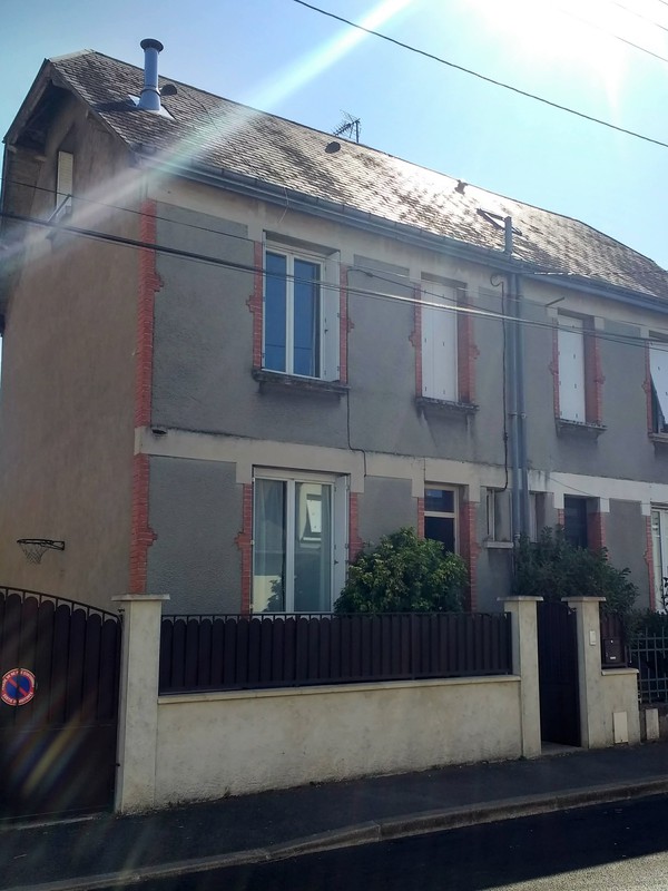 Façade de la maison, dans une rue très calme.