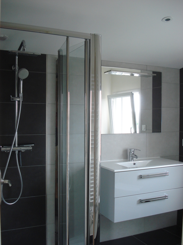 Deuxième salle de bains à l'étage ( un autre WC séparé à l'étage également)