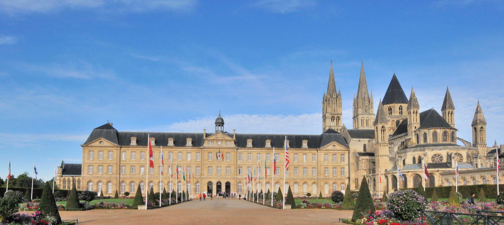 L'Abbaye aux Hommes, mairie de Caen. A découvrir absolument! Et n'oubliez pas de visiter le cloître!
