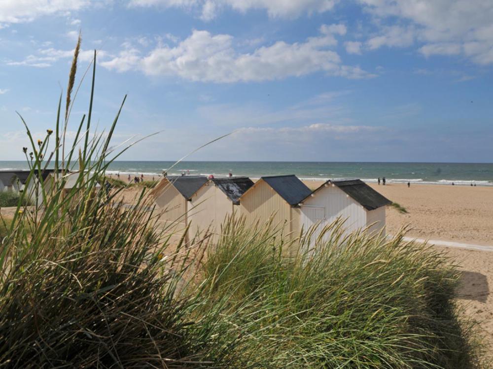 Ouistreham, à 20 min en voiture, 1 heure en vélo le long de l'Orne. Départ des ferries vers l'Angleterre. Longue promenade le long de la plage.