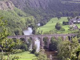 Clécy et la Suisse Normande, 30 à 45 min en voiture. Paradis pour la randonnée et le vélo. Voie verte au sud de Caen le long de la vallée de l'Orne. Kayak, Via Ferrata...