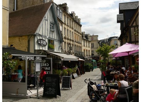 Le Vaugueux, terrasses très agréables, bars et restaurants...très touristique.