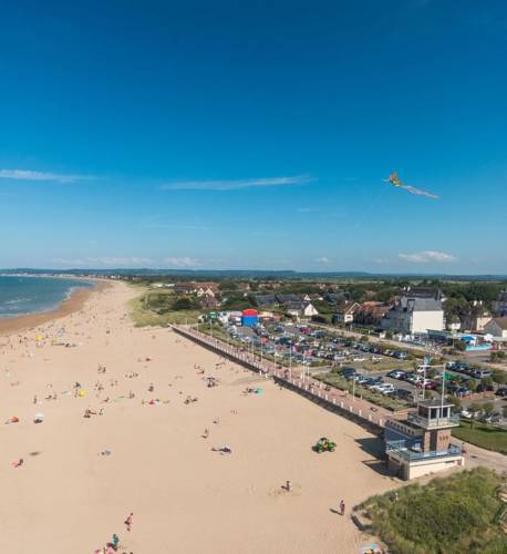 Merville-Franceville, 25 min en voiture, 1h00 en vélo par les pistes cyclables. Une plage familiale, notre préférée dans les environs.