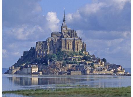 Le Mont Saint Michel à 90 minutes en voiture, la baie du Mont est accessible en 60 minutes.