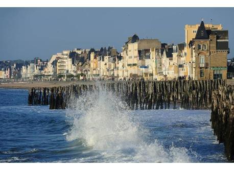 plage et digue du sillon Saint Malo