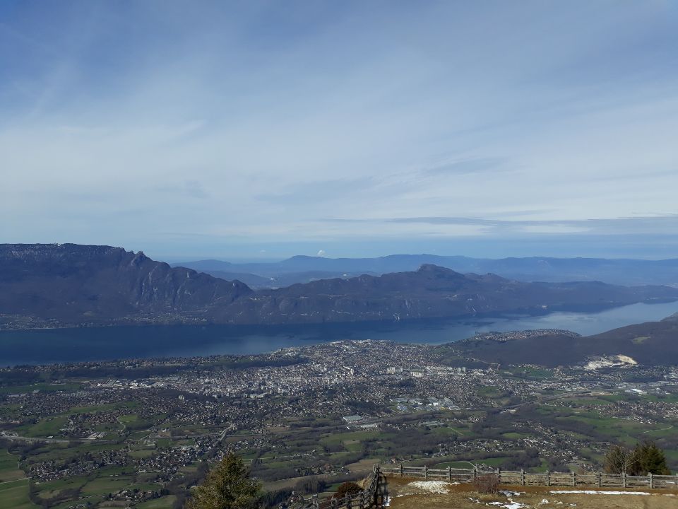 Le Lac du Bourget vu du Mont Revard , au-dessus d'Aix les Bains avec , au loin, les contreforts du Jura