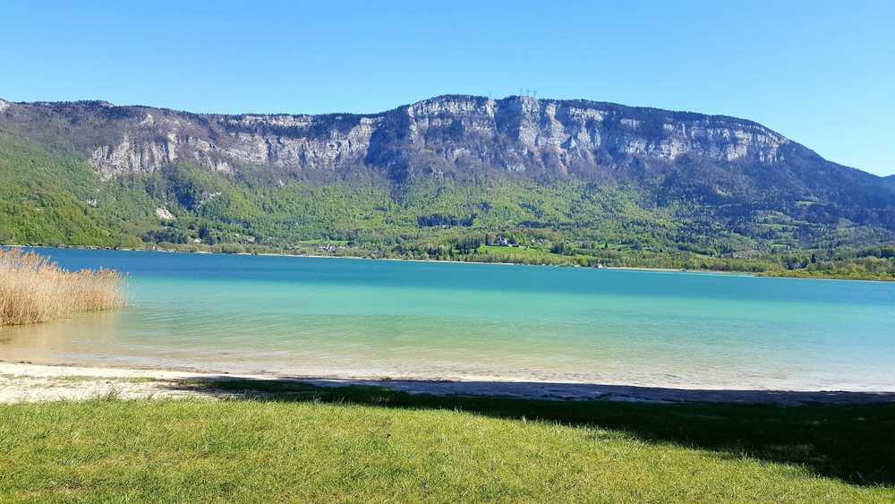 La plage du Lac d'Aiguebelette , à 20 mn de Chambéry