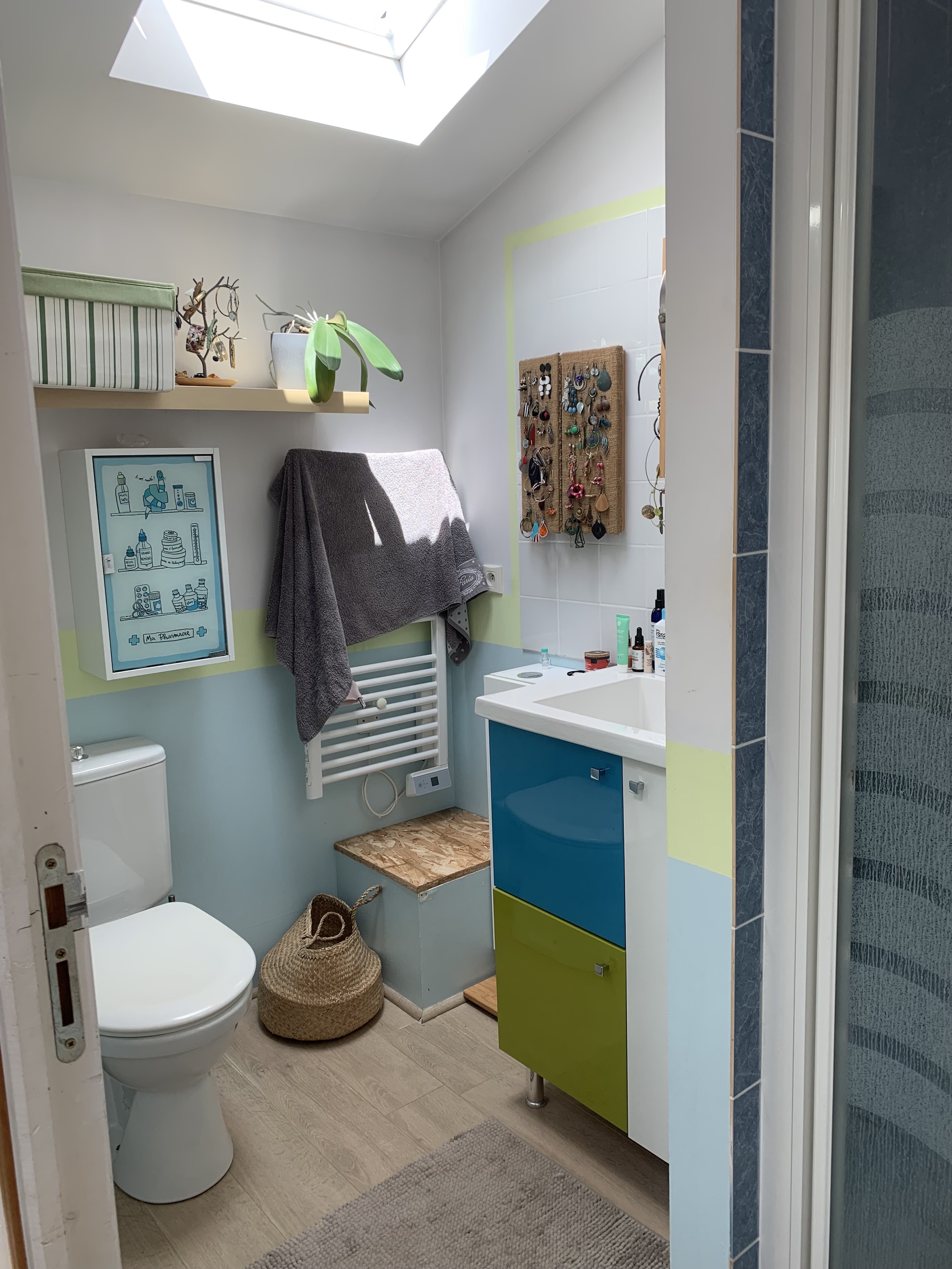la salle de bain qui donne dans la chambre des parents