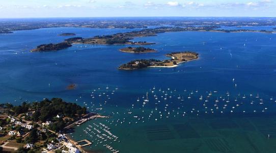 Vue aérienne du Golfe du Morbihan : un petit paradis pour la voile, le kayak, le paddle et la rando