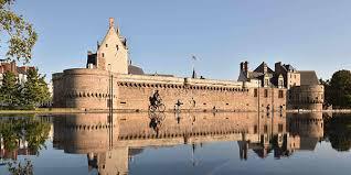 le miroir d'eau et le château des ducs de bretagne à Nantes
