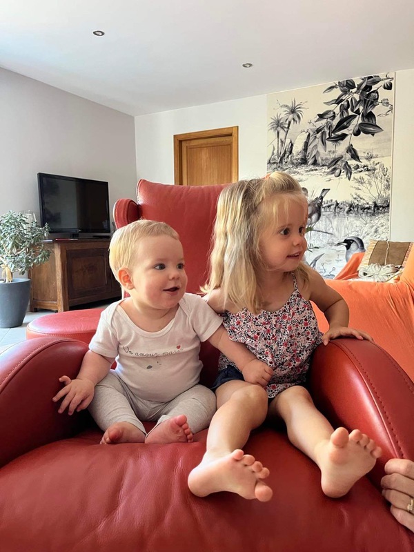 Valentine et Arsène dans le fauteuil de papy