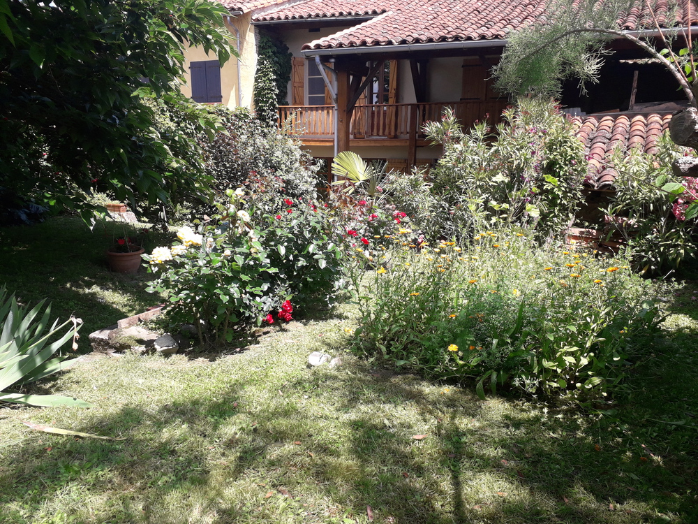 la maison vue depuis le jardin