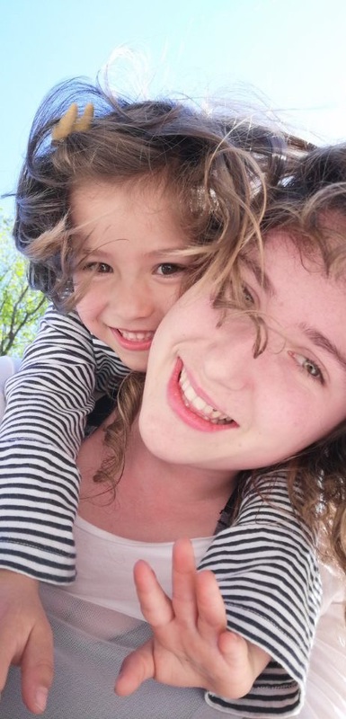 Lily la grande soeur et Inès la petite soeur
