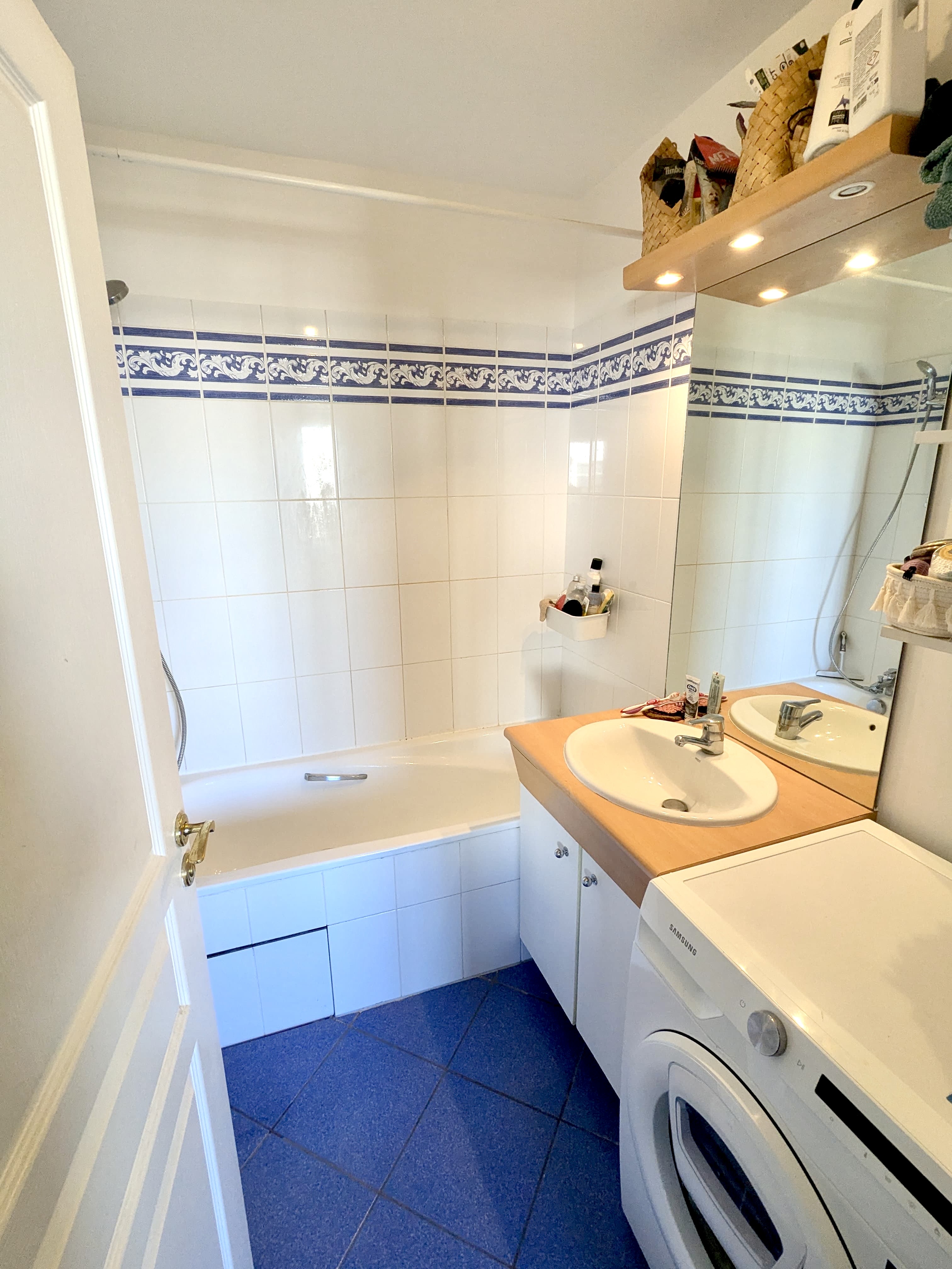 salle de bain avec baignoire/ lave linge