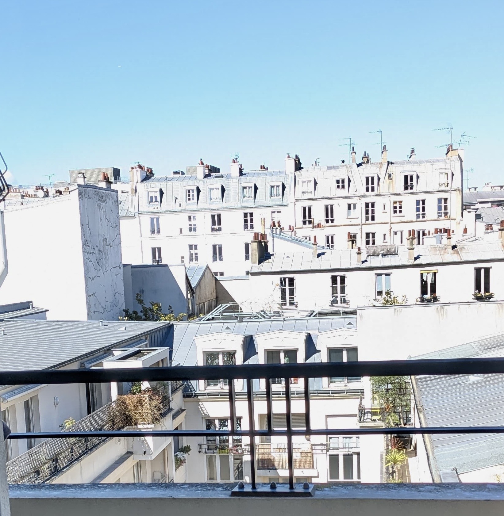 balcon chambre/ jolie vue sur toits de Paris