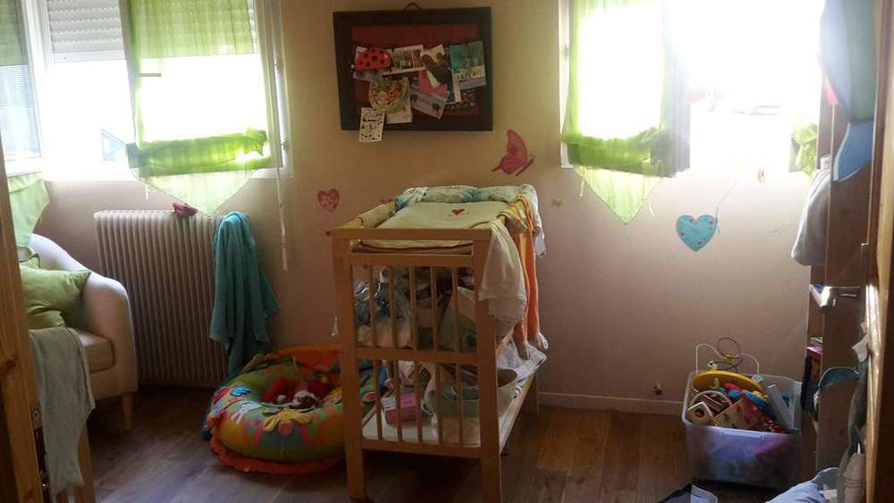 Chambre:lit bébé et/ou 2 couchages dans un canapé convertible