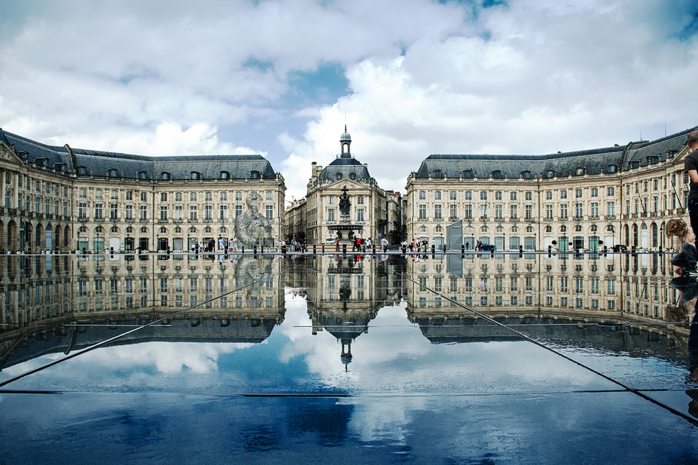 La place de la Bourse se reflétant dans le miroir d'eau
