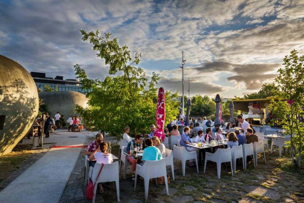 café-concert de jazz au bout de la rue