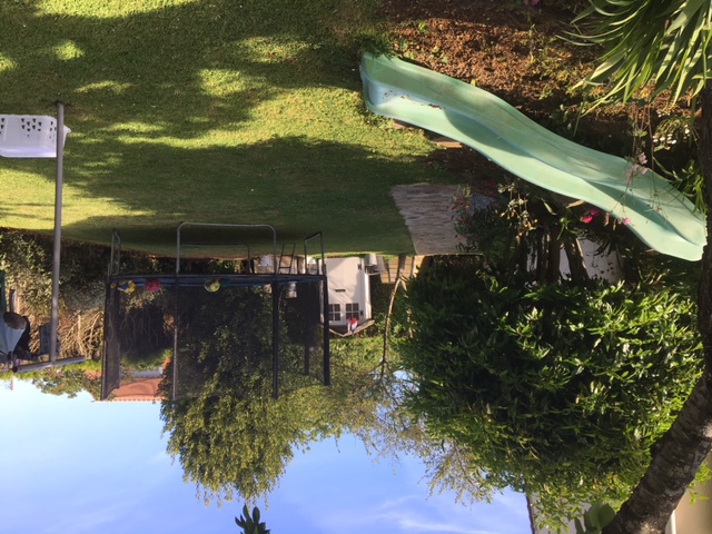 Derrière la maison. Trampoline