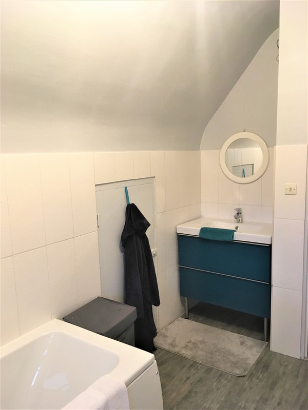 Salle de bain à l'étage avec une baignoire