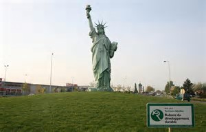 réplique (10 m  de haut) de la statue de la Liberté, à Colmar, lieu de naissance de Bartholdi, concepteur de celle d'origine