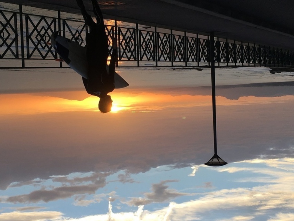 Surfeur à Biarritz au coucher du soleil ...