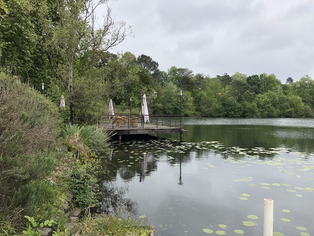 Le lac de Brindos, et sa terrasse de restaurant, à quelques centaines de mètres de la maison