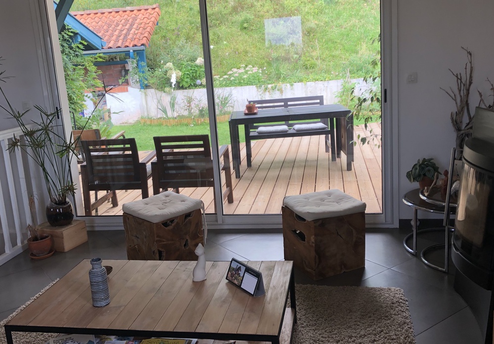 Le salon, ouvert sur la terrasse et le jardin