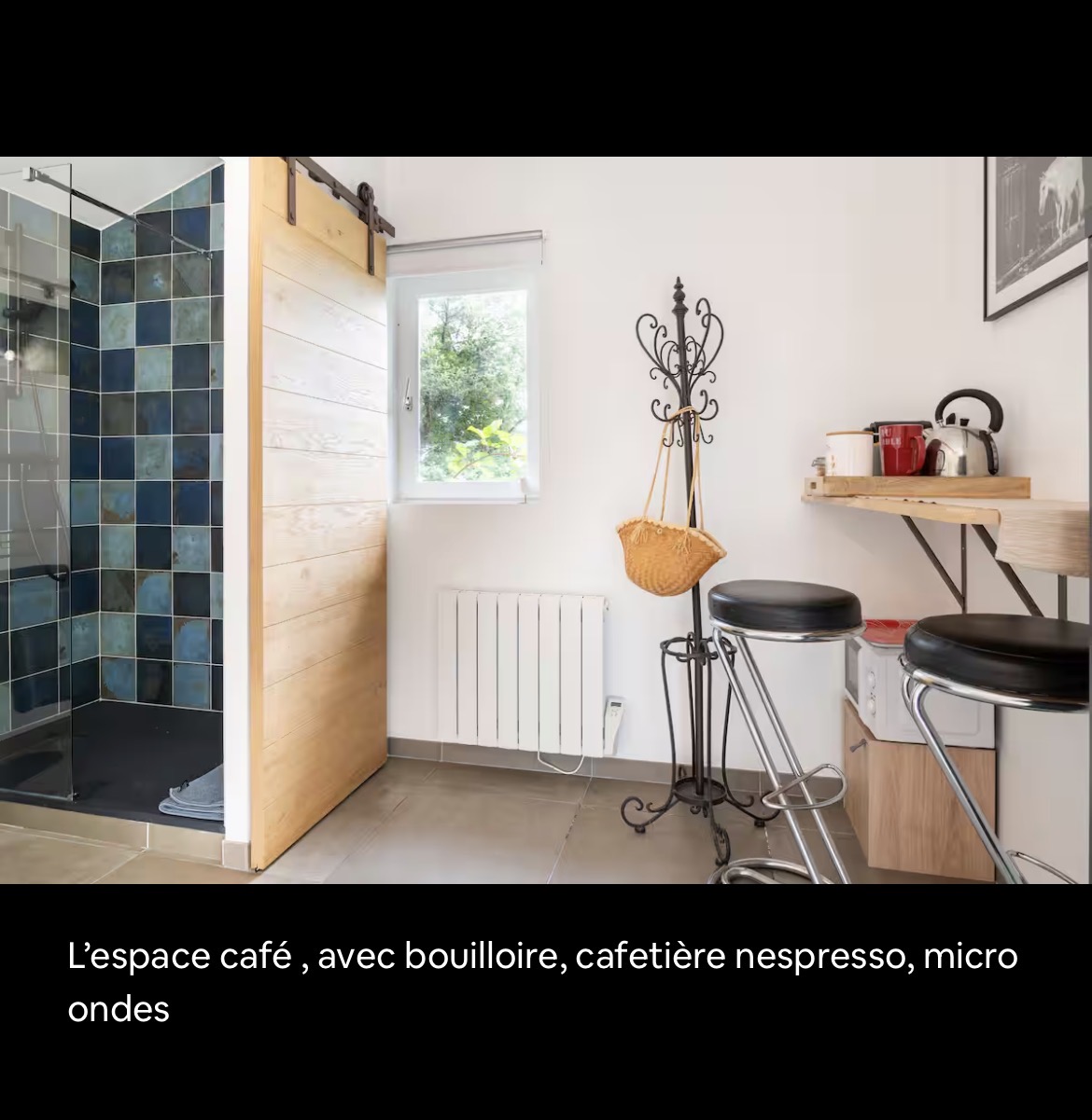 l'espace café et la salle d'eau du studio (lavabo, douche)