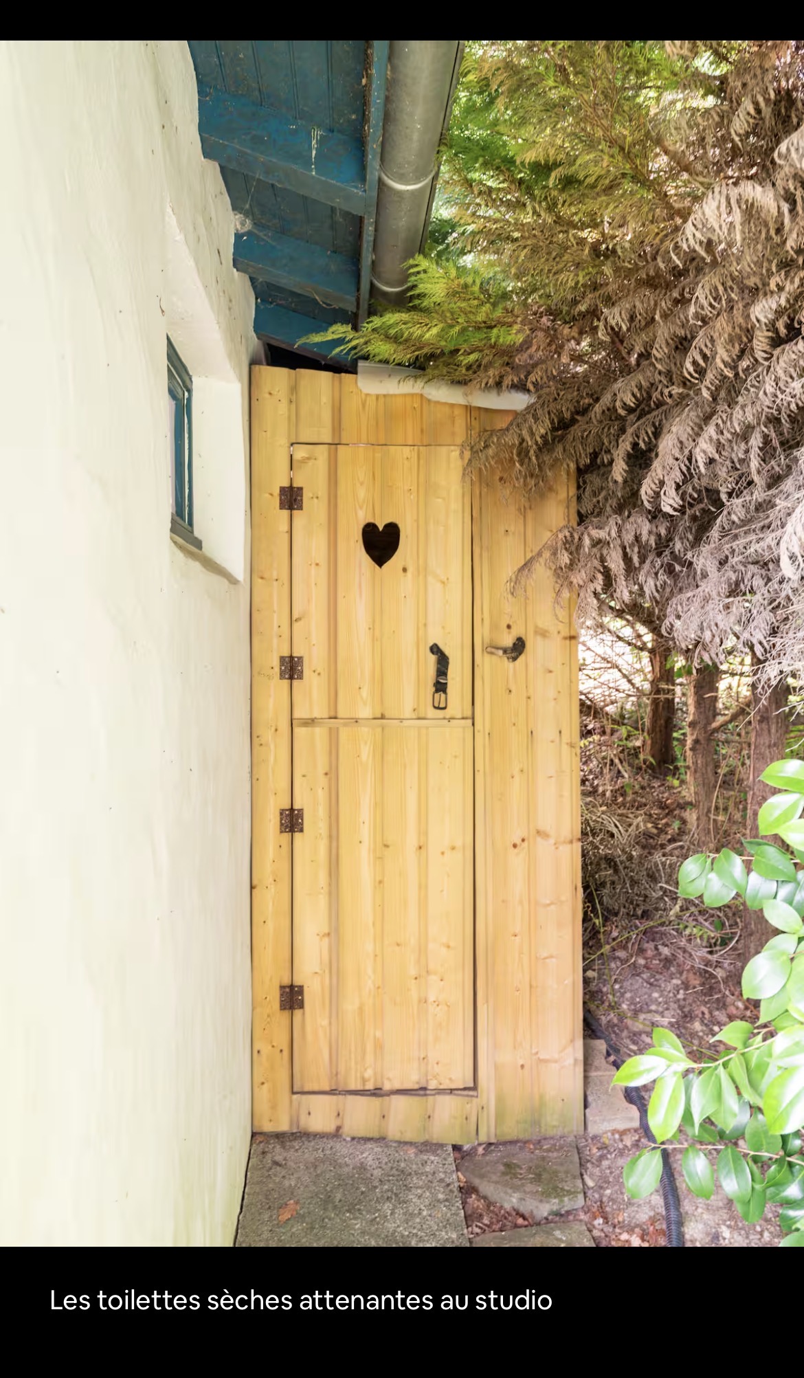les toilettes sèches à l'arrière du studio