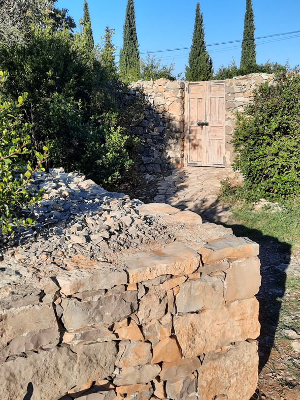 Sortie jardin vers un chemin de balade