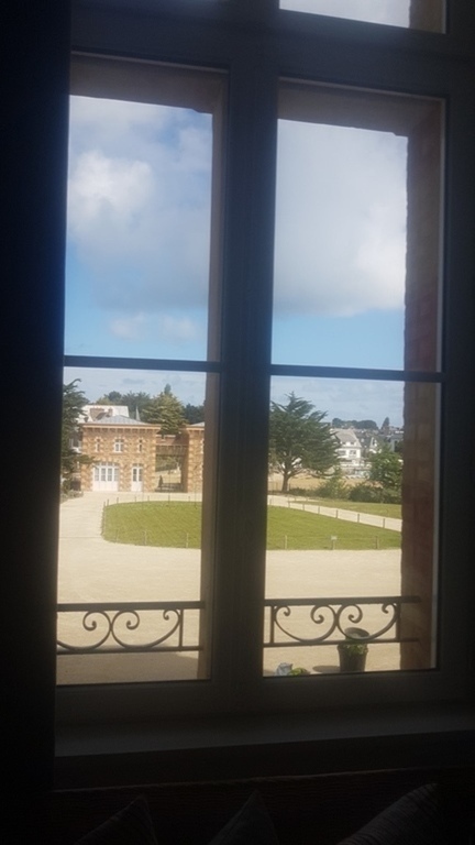 un petit verre au château du nessay vue sur mer