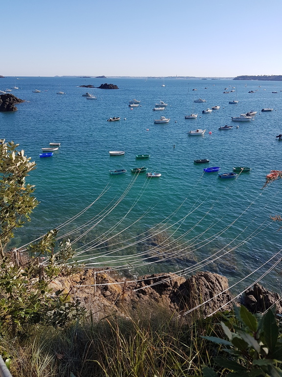 la mer bleue pointe du décollé