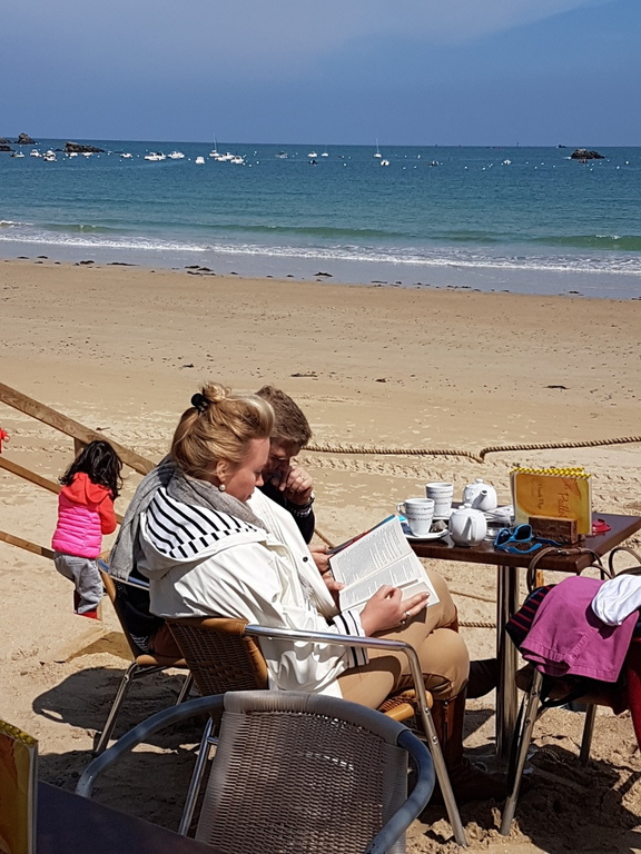 prendre un verre les pied dans le sable à la paillote