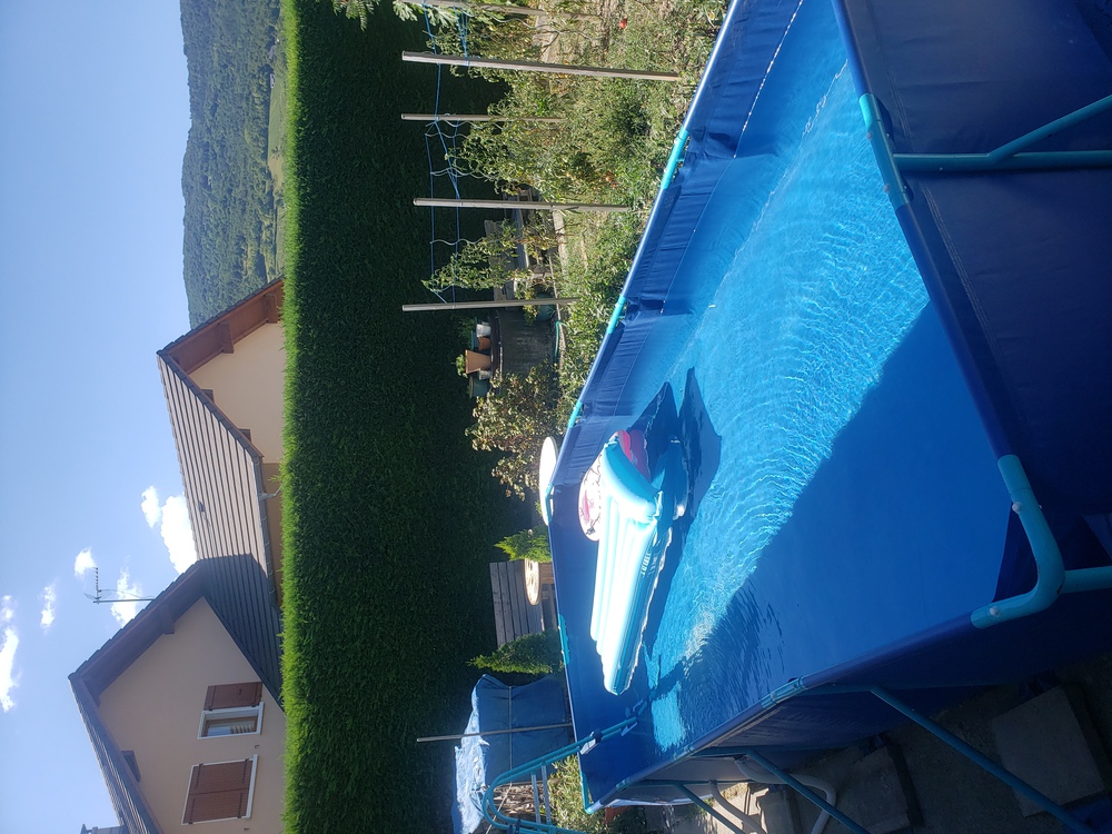 Piscine Tubulaire mise juste pour l été.