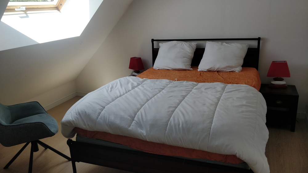 Chambre avec un lit double à l'étage (140x190) et une grande commode à l'étage