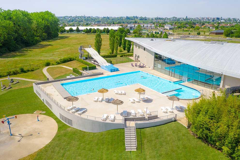 Piscine avec bassins sportifs et ludiques, intérieur et extérieur, toboggan, jets massant, jeux... (à 5 min de chez nous)