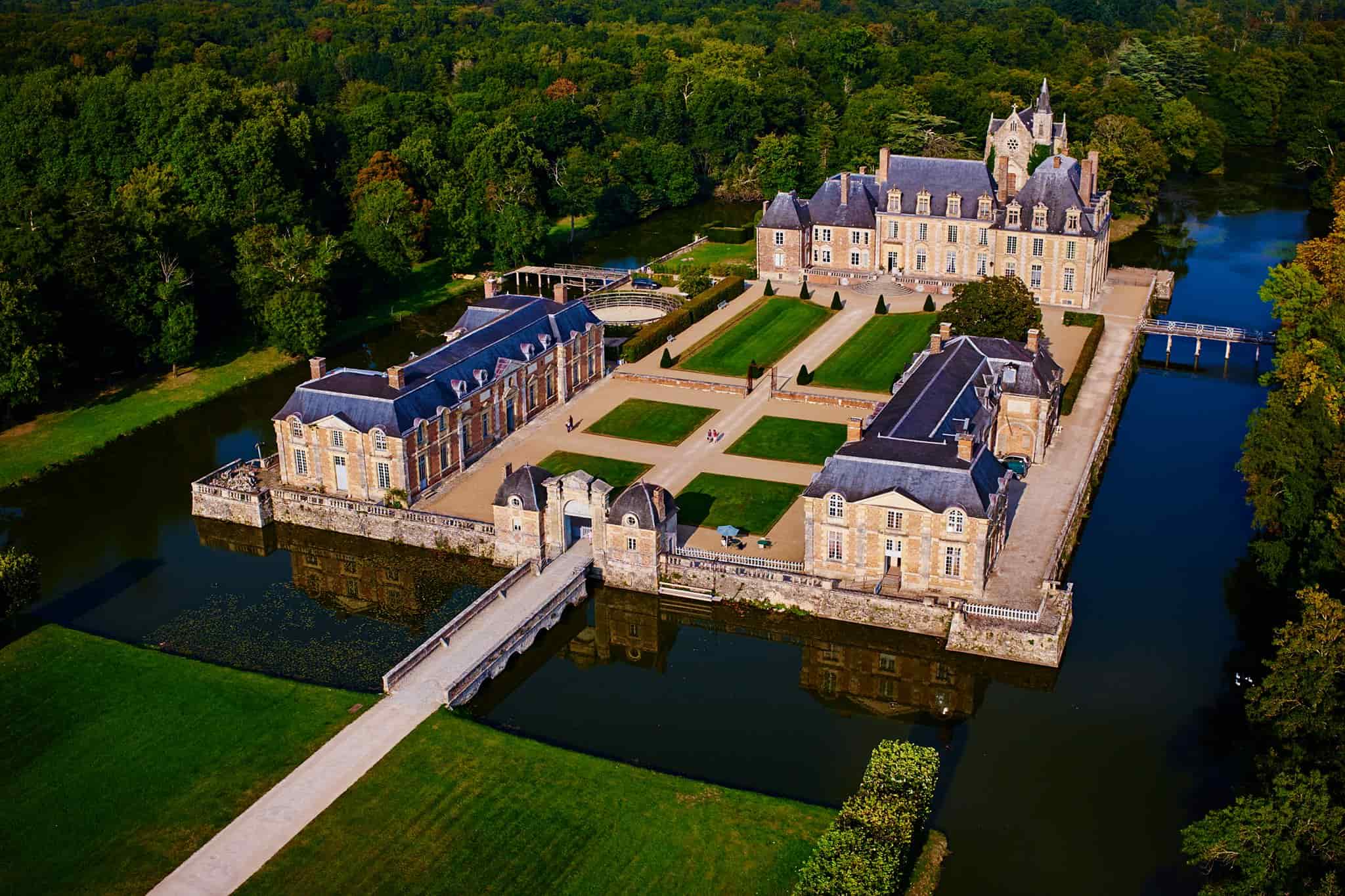 Le château de la Ferté-Saint-Aubain à 30 min