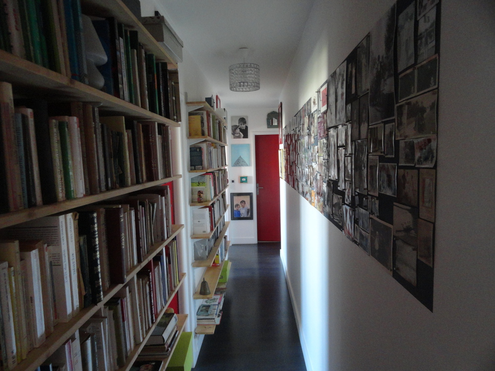 couloir-bibliothèque d'accès aux chambres